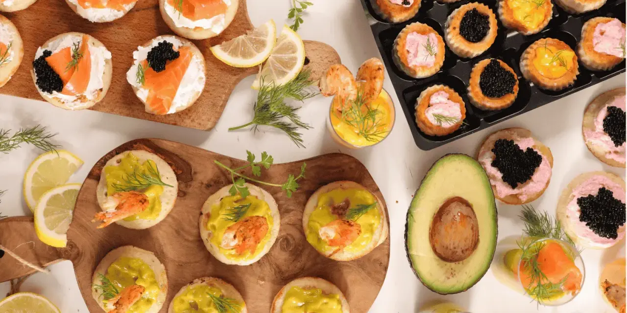 Leckeres Party-Essen: Canapés mit Lachs, Kaviar, Garnelen und Avocado. Ein Fest für die Sinne!