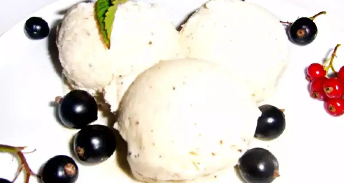 Cremiges Eis mit Beeren und einem Hauch von Alkohol. Ein erfrischender Genuss für warme Tage.