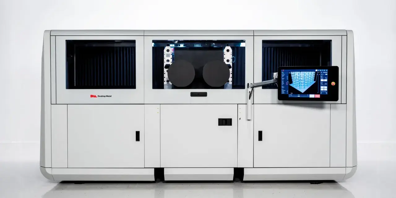 Nowoczesna maszyna do druku 3D, wykorzystująca technologię binder jetting, z panelem dotykowym prezentującym proces budowy.
