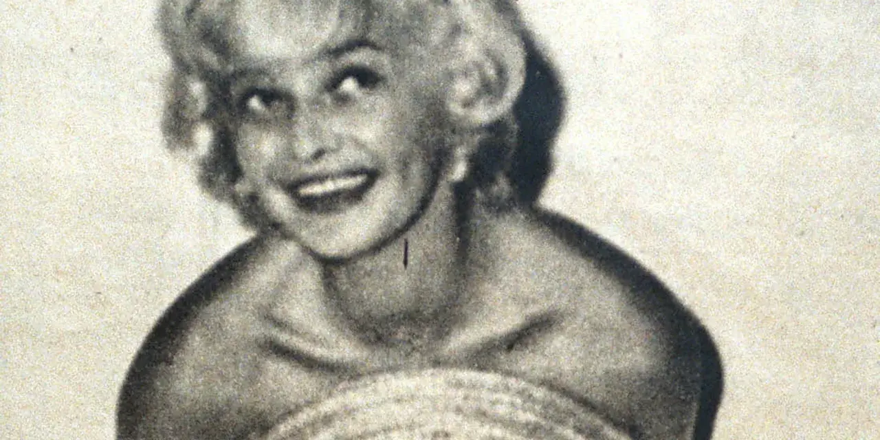 Uśmiechnięta Marilyn Monroe, ikona kina, w czarno-białym ujęciu. Jej imię zna cały świat.