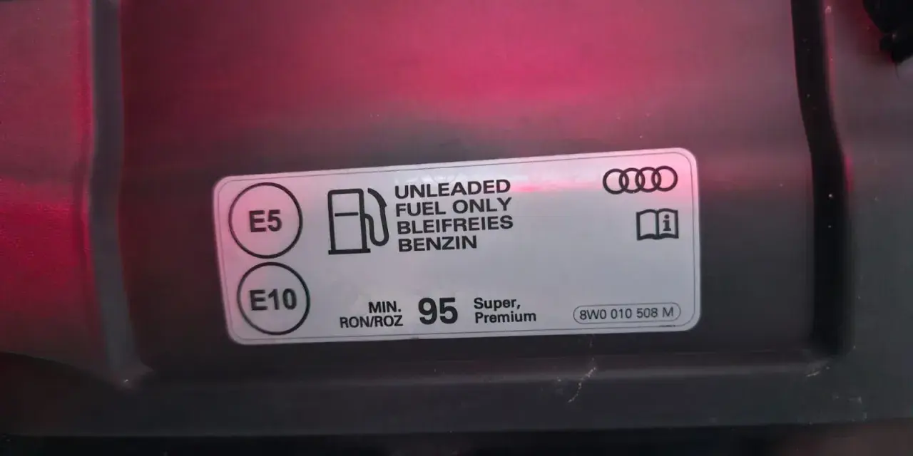 Naklejka z informacją o paliwie dla Audi A4 B6 2.0 benzyna: E5, E10, min. 95 oktanów.