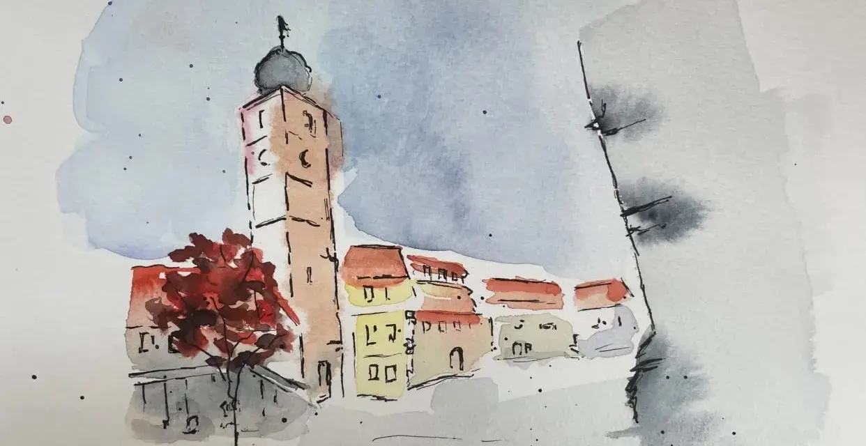 Pintura de acuarela y tinta de un pueblo con una torre alta y casas con tejados rojos. Un árbol de hojas rojas destaca en primer plano.