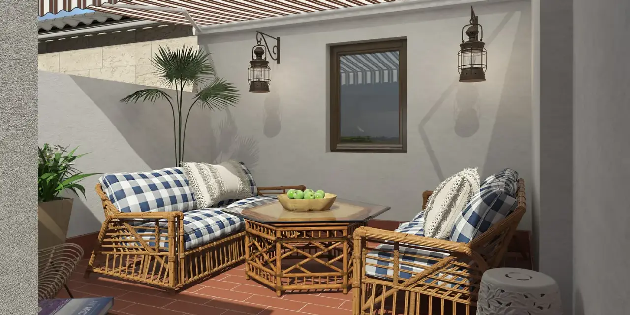 Ideas para decorar patios pequeños con poco dinero: muebles de ratán, cojines a cuadros y plantas crean un oasis acogedor.