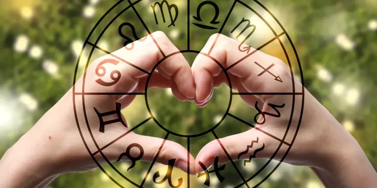 Dłonie tworzą serce w okręgu zodiaku, gdzie widnieją symbole, w tym te z najtrudniejszych znaków zodiaku.