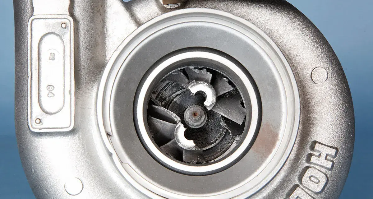 Beschädigter Turbolader mit verbogenen Schaufeln. Die turbolader reparatur kosten können je nach Schaden variieren.