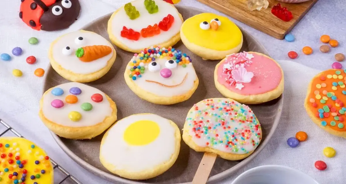 Bunte Kekse mit Zuckerguss, inspiriert von einem amerikanischen Rezept. Marienkäfer, Gesichter und bunte Streusel machen Lust auf mehr.