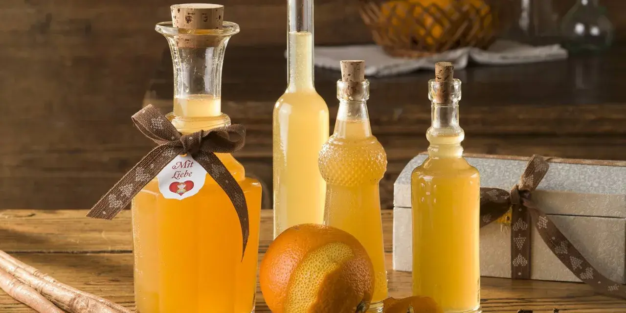 Flaschen mit selbstgemachtem Schnaps, ideal zum Schnaps selber machen mit Wodka. Orangen, Zimt und Sternanis deuten auf fruchtige Aromen hin.