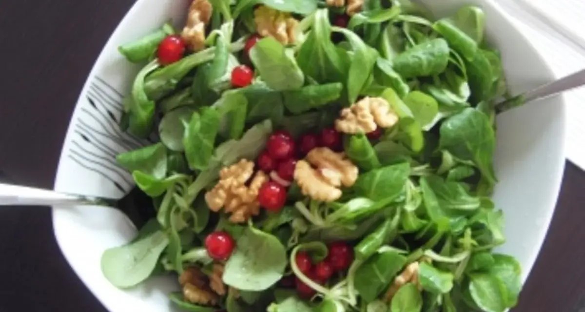 Ein frischer Feldsalat mit Walnüssen und roten Beeren. Ein einfaches und leckeres Feldsalat Rezept.