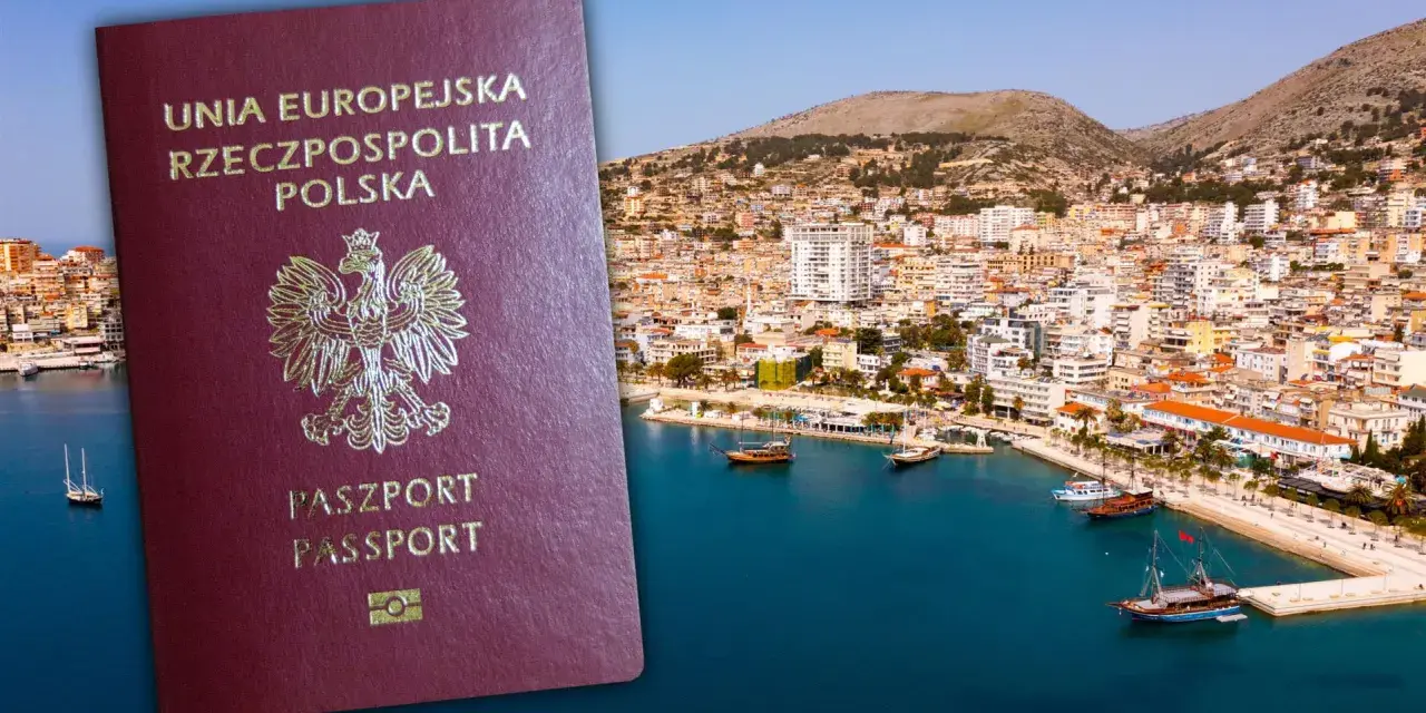 Polski paszport na tle malowniczego wybrzeża. Czy do Austrii trzeba mieć paszport? Tak, nawet do krajów UE, jeśli nie masz dowodu osobistego.