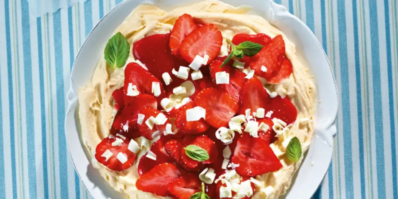 Eine köstliche Eiscreme-Pizza mit frischen Erdbeeren, weißer Schokolade und Minze.