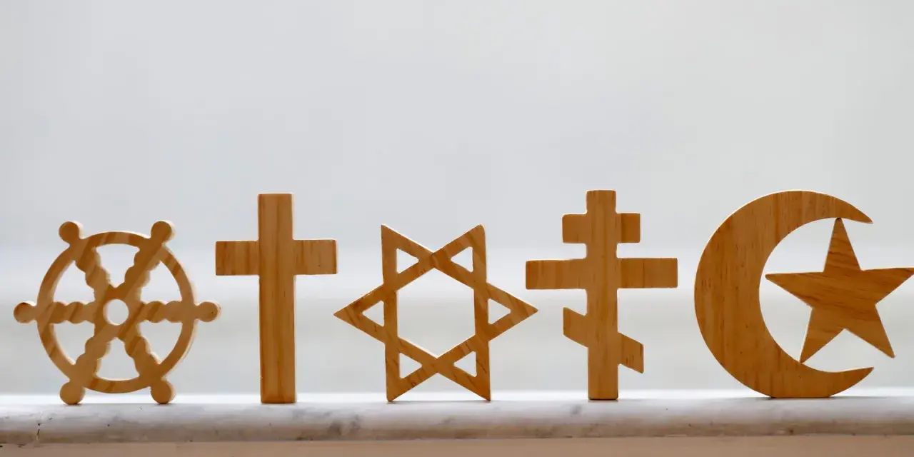 Drewniane symbole różnych religii: koło Dharmy, krzyże, Gwiazda Dawida, półksiężyc z gwiazdą. Różnorodność wierzeń, RPA religia.