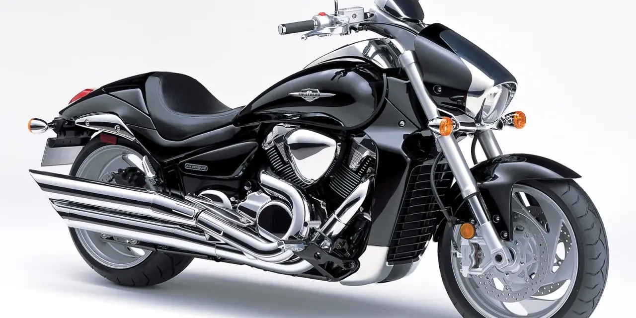 Czarny motocykl Suzuki Intruder 1800, znany też jako Boulevard M109R. Poznaj jego dane techniczne i poczuj moc!