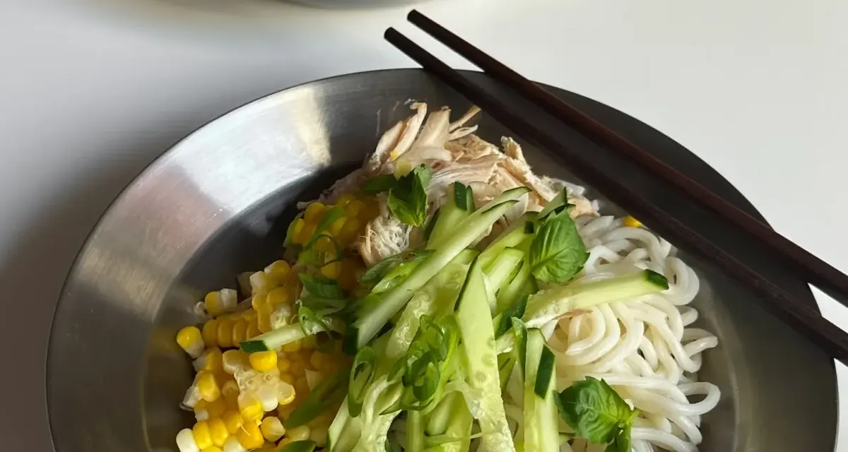 Délicieux ramen poulet, ma véritable recette avec maïs, concombre et menthe fraîche. Un plat léger et savoureux.