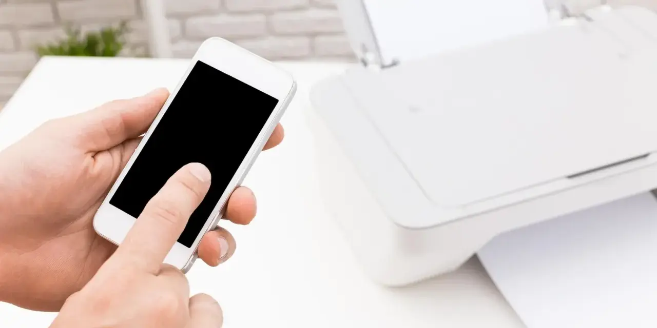 Instrukcja, jak połączyć drukarkę z telefonem, pokazana na przykładzie smartfona i białej drukarki.