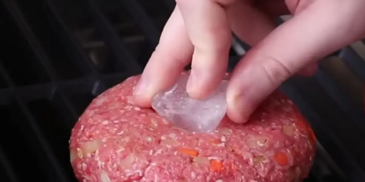 Jak przygotować mrożone hamburgery, by uniknąć suchego mięsa