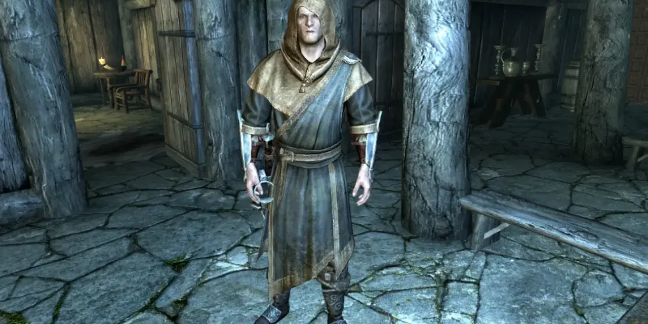 Un personaje con túnica y capucha en Skyrim, listo para curar el vampirismo.