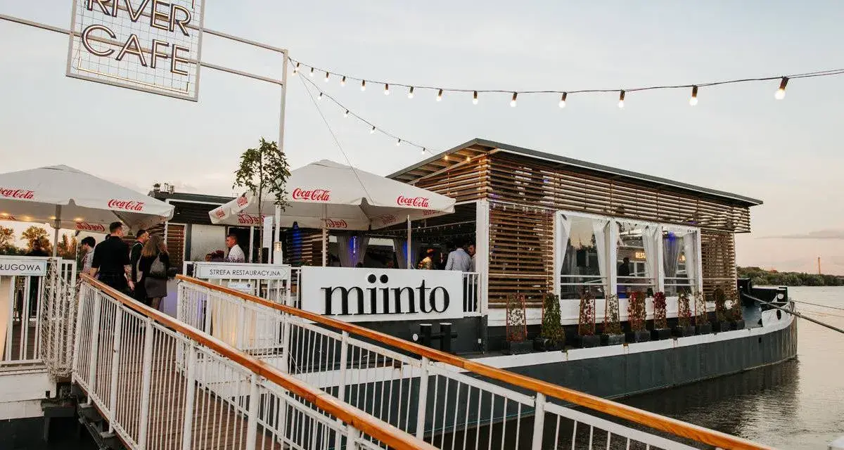 Miinto showroom na River Cafe. Opinie o tym miejscu są pozytywne, zwłaszcza o jego unikalnej lokalizacji na wodzie.