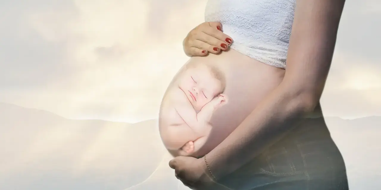 Sen śpiącego maleństwa w brzuchu mamy, piękny prezent dla świeżo upieczonej mamy.
