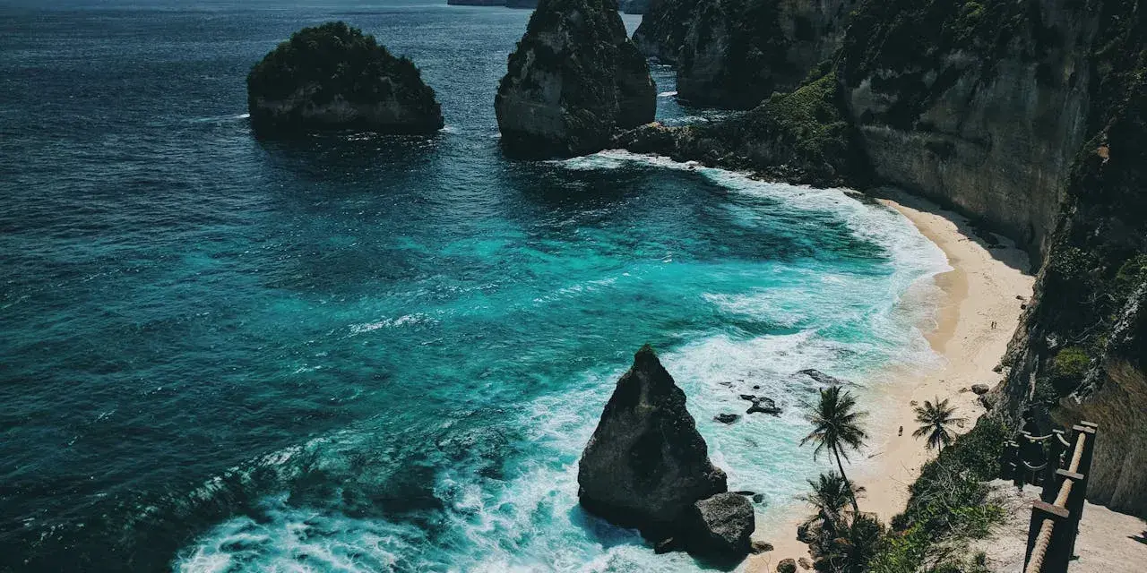 Turkusowe morze, skaliste klify i piaszczysta plaża. Marzenie o tym, ile się leci na Bali, staje się rzeczywistością.