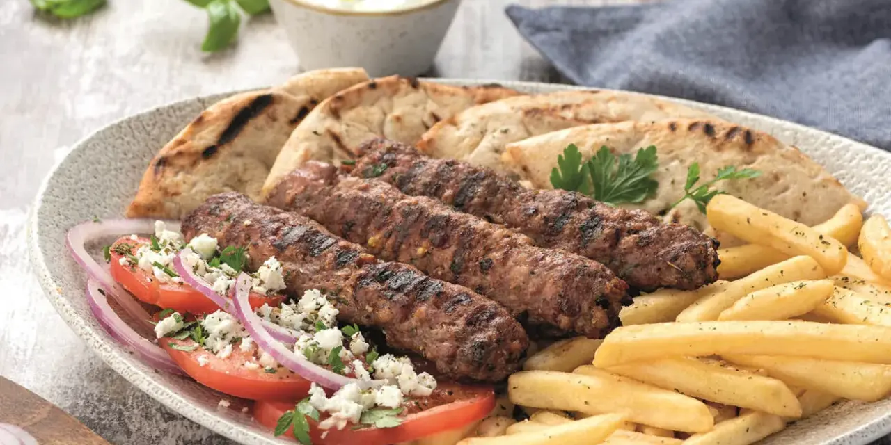 Jak się pisze kebab? Odkryj poprawną pisownię i użycie w polskim