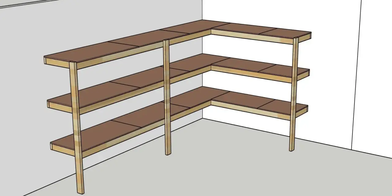 En hörnhylla med flera hyllplan, perfekt för att bygga utdragbar hylla i ett förråd eller garage.