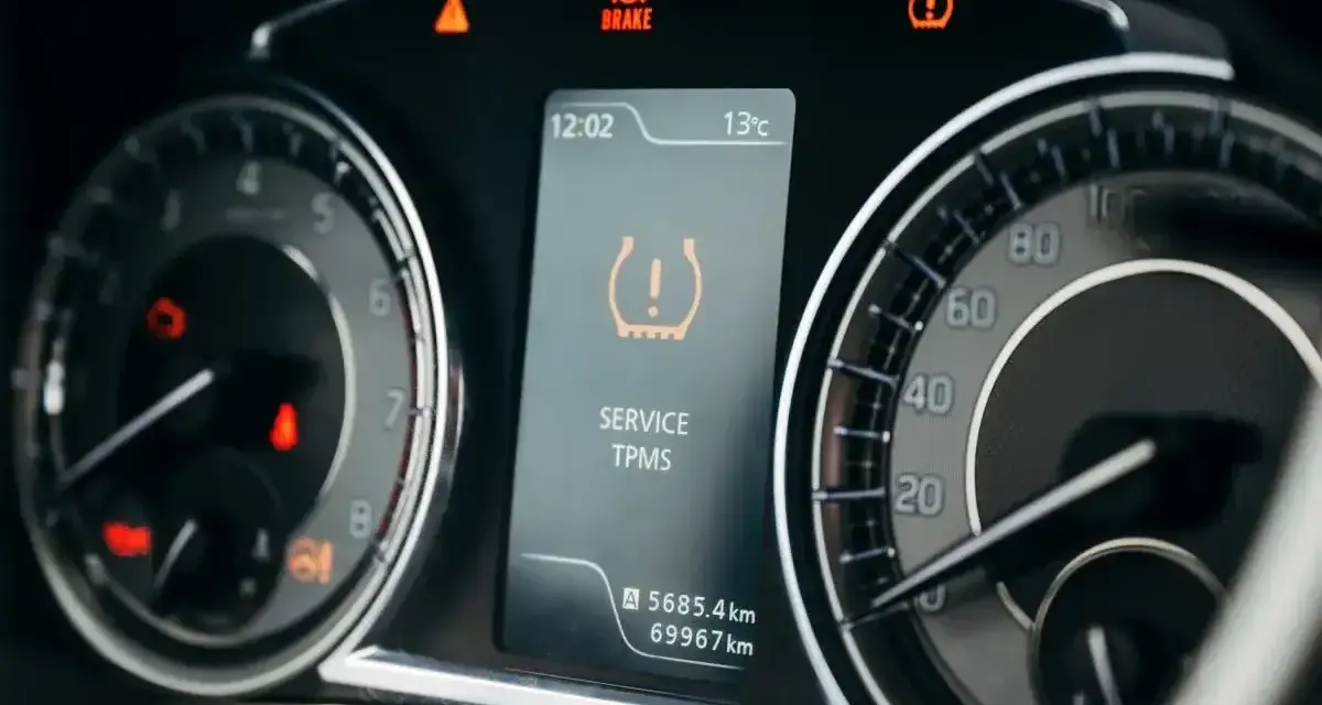 Na desce rozdzielczej świeci się kontrolka ciśnienia opon TPMS. Wskazuje na problem z jednym z kół.