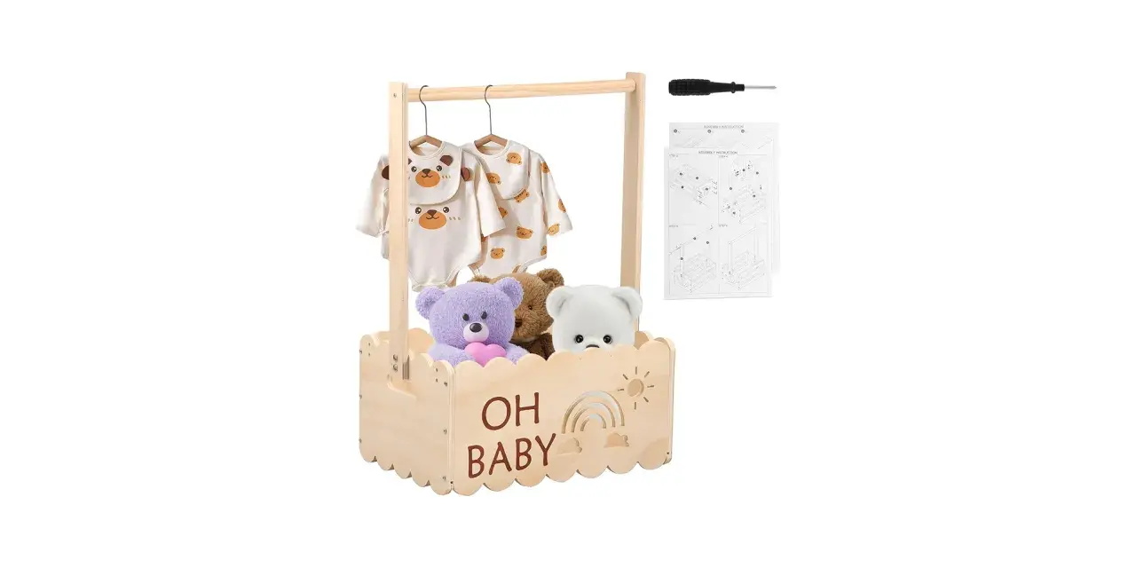 En träställning med kläder och nallar, perfekt som babyshower korg. Instruktioner och skruvmejsel medföljer.