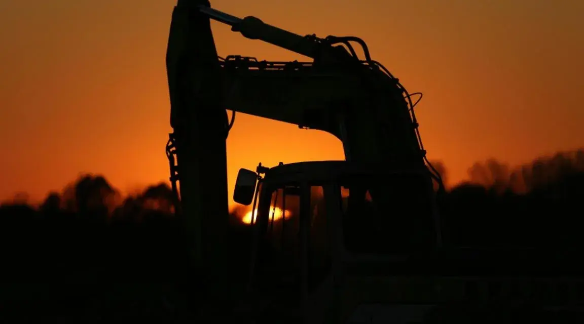 Jaki olej hydrauliczny do koparki? Uniknij kosztownych błędów