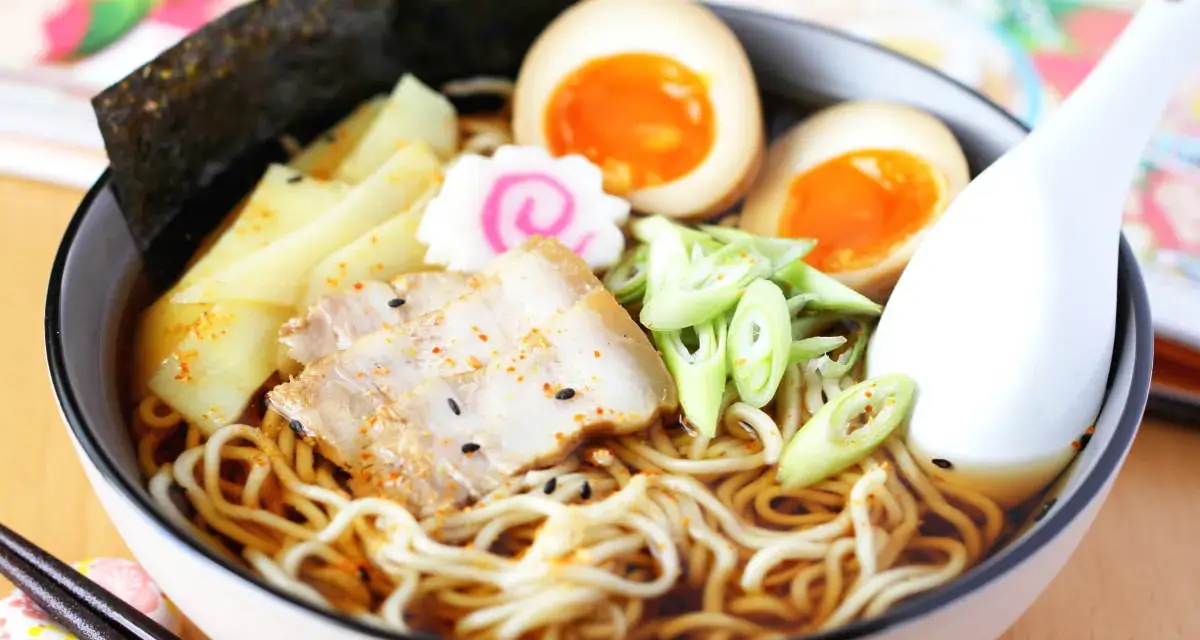Schüssel mit Nudeln, Schweinefleisch, Ei und Bambus. Ein authentisches Ramen Rezept Original, das zum Genießen einlädt.