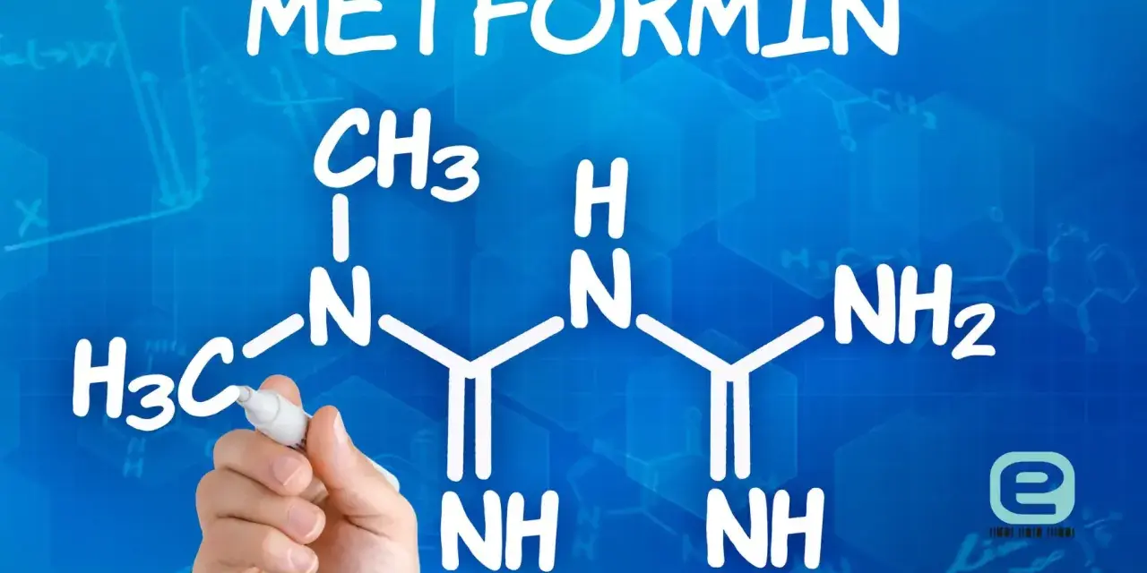 Struktura metforminy i jej potencjalne metformina skutki uboczne. Ręka pisze wzór chemiczny na niebieskim tle.