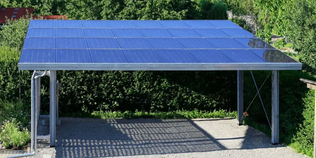 Nowoczesna konstrukcja wiaty pod panele fotowoltaiczne, zapewniająca cień i czystą energię.