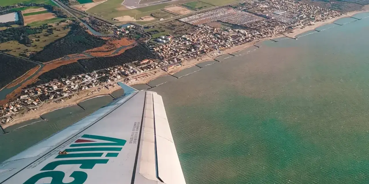 Widok z samolotu Alitalia na wybrzeże Włoch. Zastanawiasz się, ile się leci do Włoch? Już niedługo poczujesz słońce!