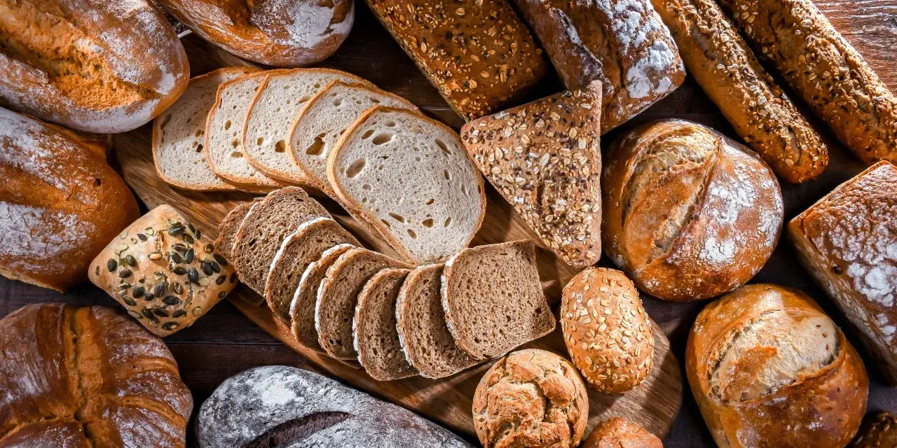Chleb na zakwasie: Dlaczego jest zdrowszy? Trawienie, IG, minerały