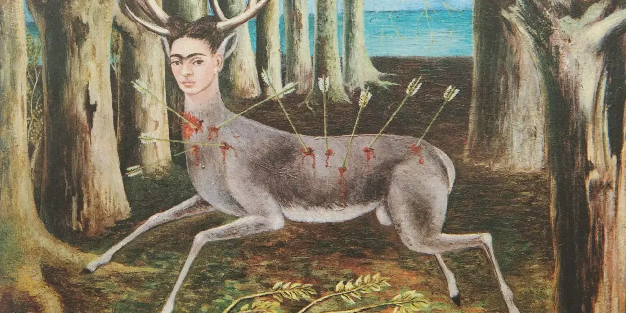 Frida Kahlo, figure emblématique du mouvement artistique surréaliste, se représente en cerf blessé par des flèches, dans une forêt.