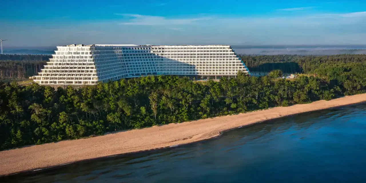 Nowy Hotel Gołębiewski w Pobierowie wita gości! Monumentalny obiekt na klifie, otoczony lasem, z widokiem na morze.