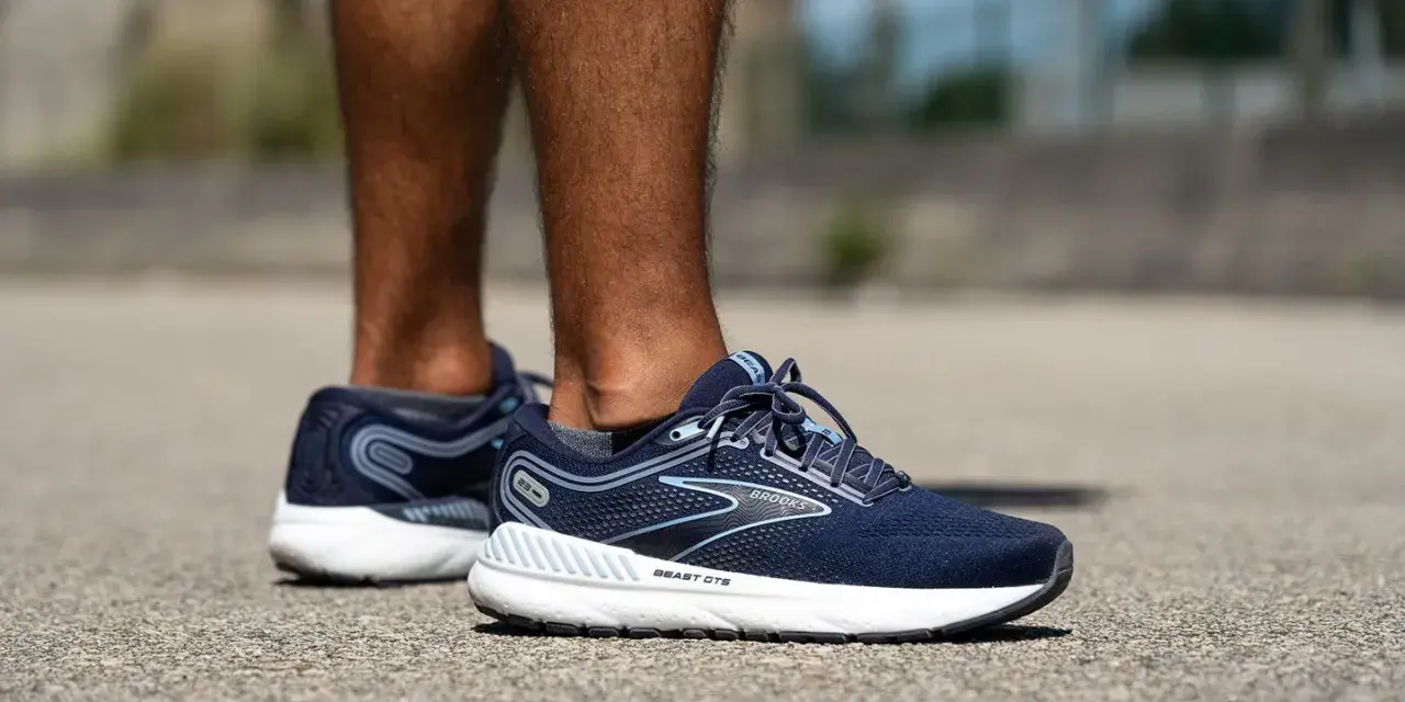 Zapatillas Brooks Beast GTS, ideales como calzado para tendinitis tibial posterior, con soporte y amortiguación.