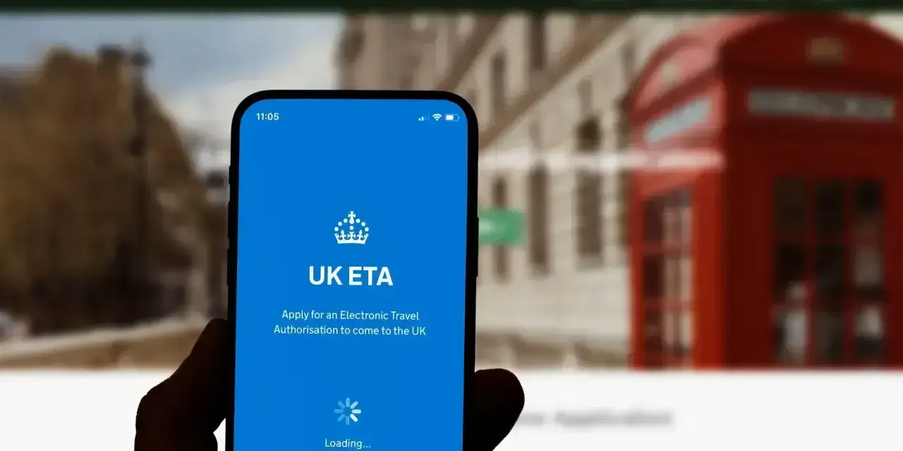 Telefon z aplikacją UK ETA, przygotowującą do podróży do Wielkiej Brytanii.