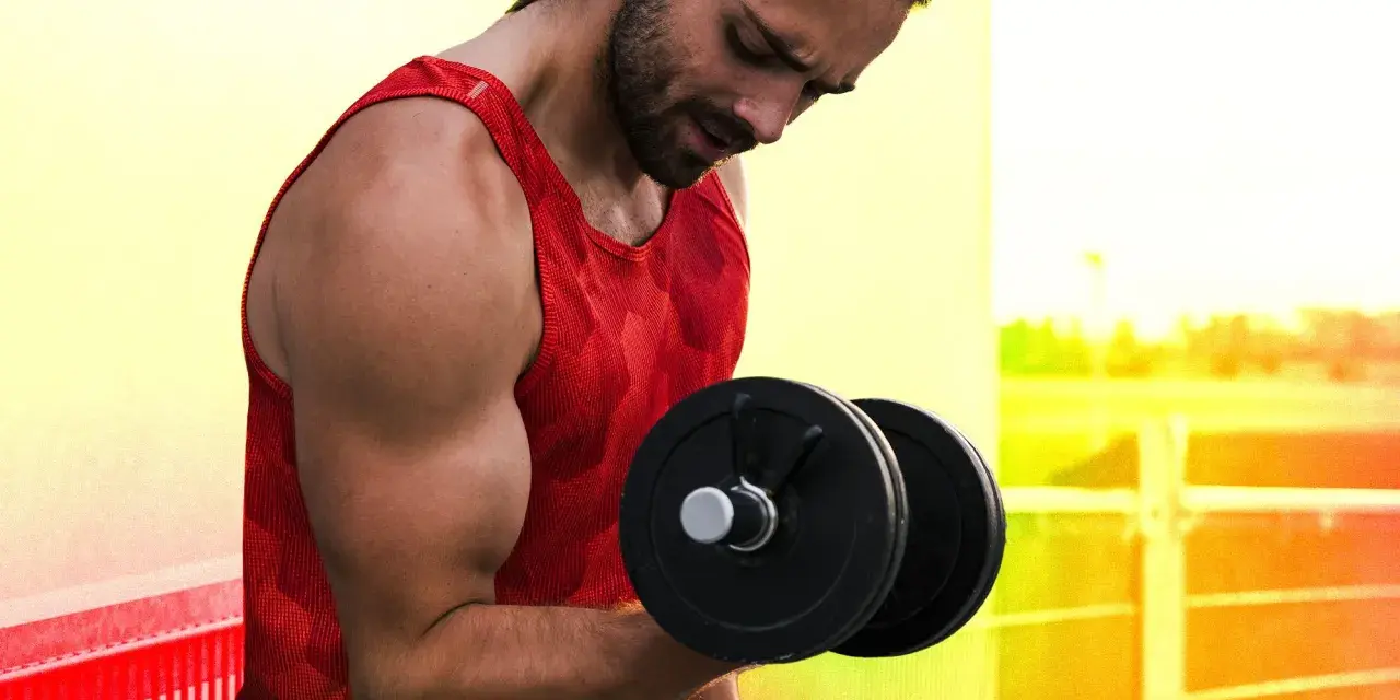 Homme musclé faisant un exercice pour muscler les bras avec un haltère.