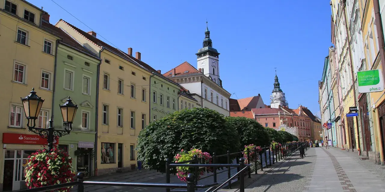 Kolorowe kamienice i wieże ratuszowe tworzą urokliwy krajobraz, który zachęca do odkrywania złotoryja atrakcje.