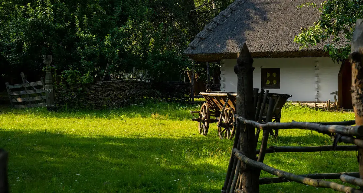 Co to jest agroturystyka? To urokliwy domek z tradycyjną strzechą, drewniany wóz i zielona trawa. Idealne miejsce na odpoczynek od miejskiego zgiełku.