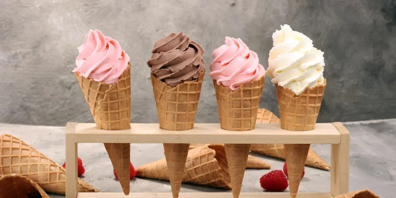 Vier leckere Softeis-Sorten in Waffeln: Erdbeer, Schoko und Vanille. Perfekt zum Softeis selber machen für den Sommer.