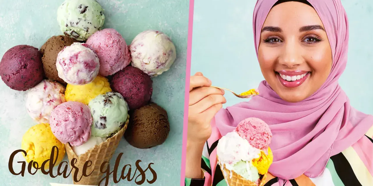 En kvinna med hijab njuter av en strut med flera kulor glass. Bredvid syns en hög med glasskulor och texten "Godare glass utan glassmaskin", ett perfekt glass grundrecept.