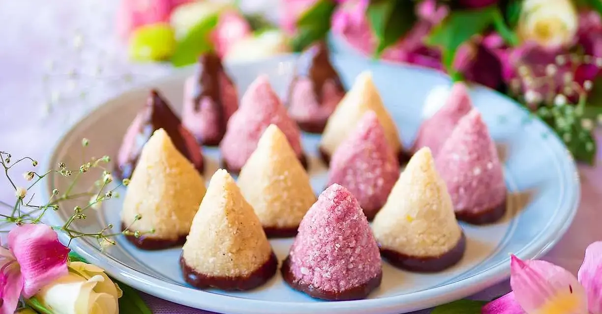 Konformade bakverk, vissa rosa, andra ljusa, med chokladbotten. Ett vackert filodeg recept för festliga tillfällen.