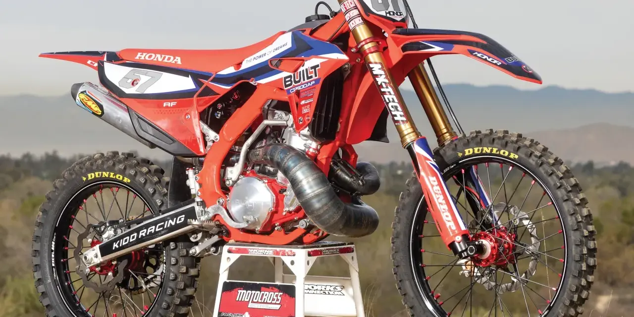 Czerwony motocykl crossowy Honda CR 500 z numerem 57, gotowy do akcji.