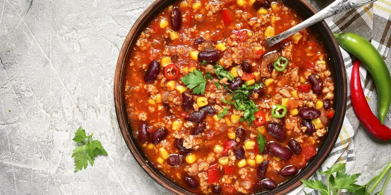 Pyszna zupa meksykańska, którą przygotowała Ania. Danie pełne fasoli, kukurydzy i mięsa mielonego, ozdobione świeżą natką pietruszki i papryczkami chili.