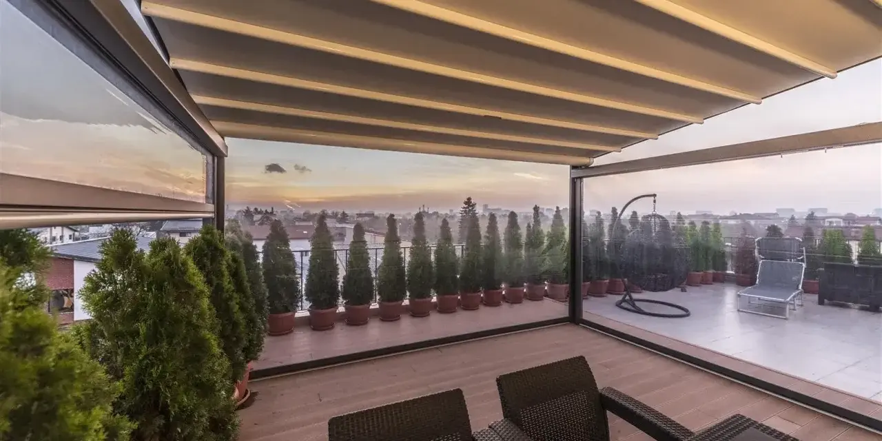 Terrazzo trasformato in stanza con chiusura trasparente, ideale per godersi il panorama.