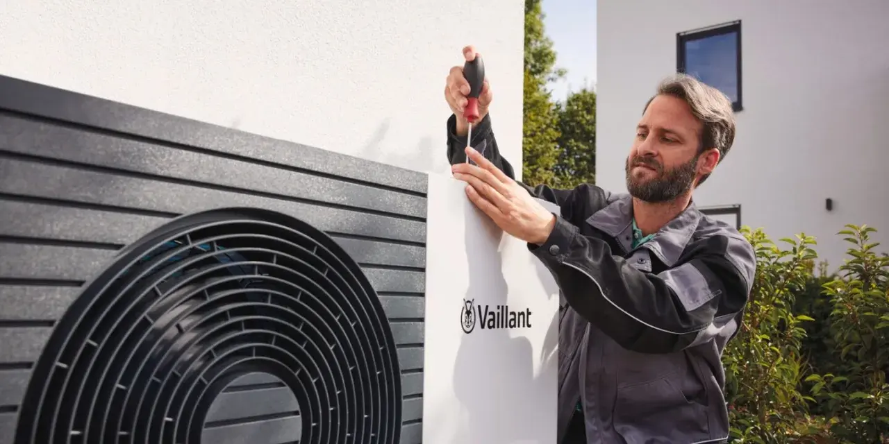 Tecnico controlla la pompa di calore Vaillant, forse per capire perché la pompa di calore non scalda.