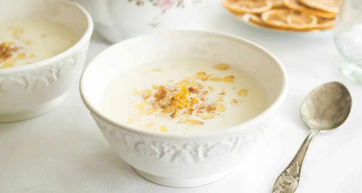 Deliciosa sopa de almendras cremosa, espolvoreada con canela y almendras fileteadas.