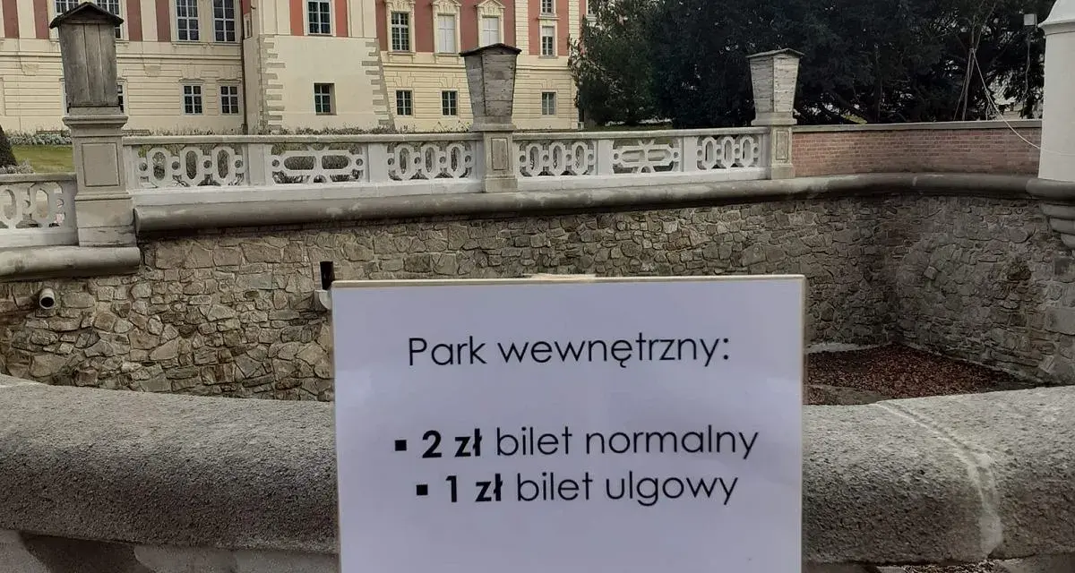 Pałac w Łącku zaprasza na zwiedzanie! Tablica informuje o cenach biletów do parku wewnętrznego: 2 zł normalny, 1 zł ulgowy.