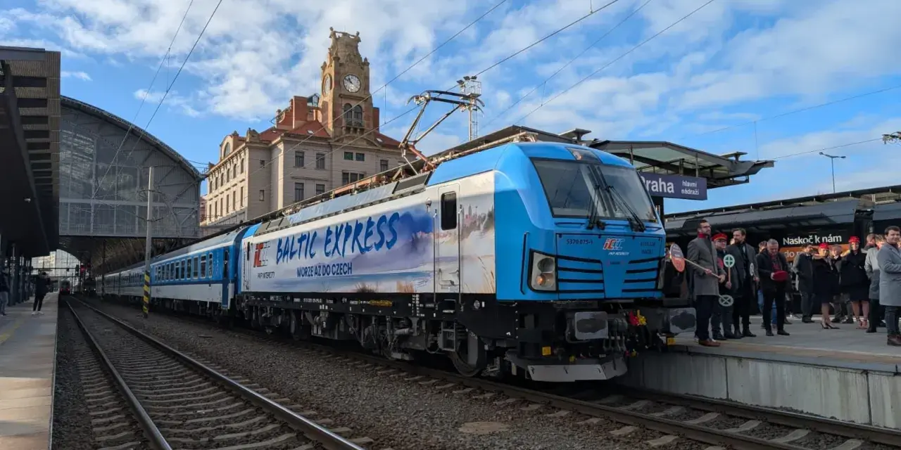 IC 3806 "Baltic Express" z napisem "Morze aż do Czech" na dworcu w Pradze.